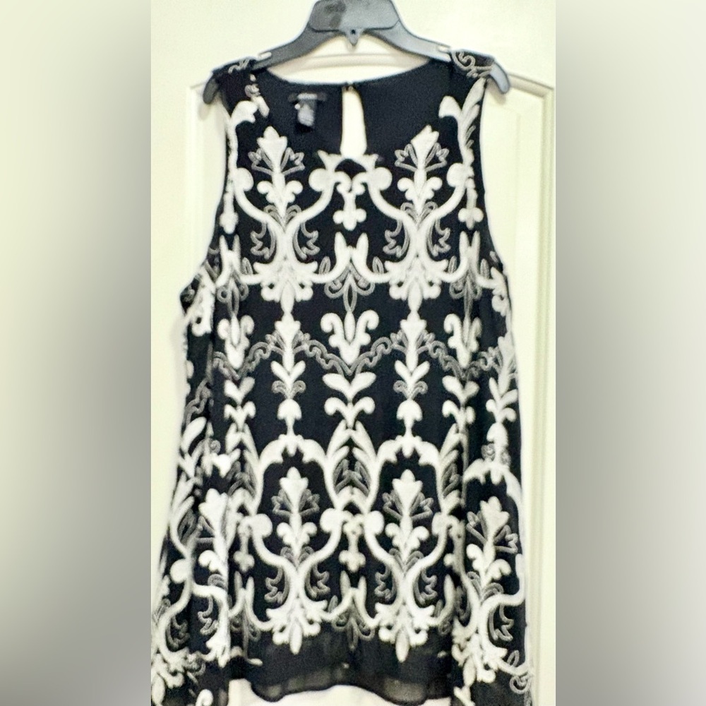 Elegant Black and White Sleeveless Top